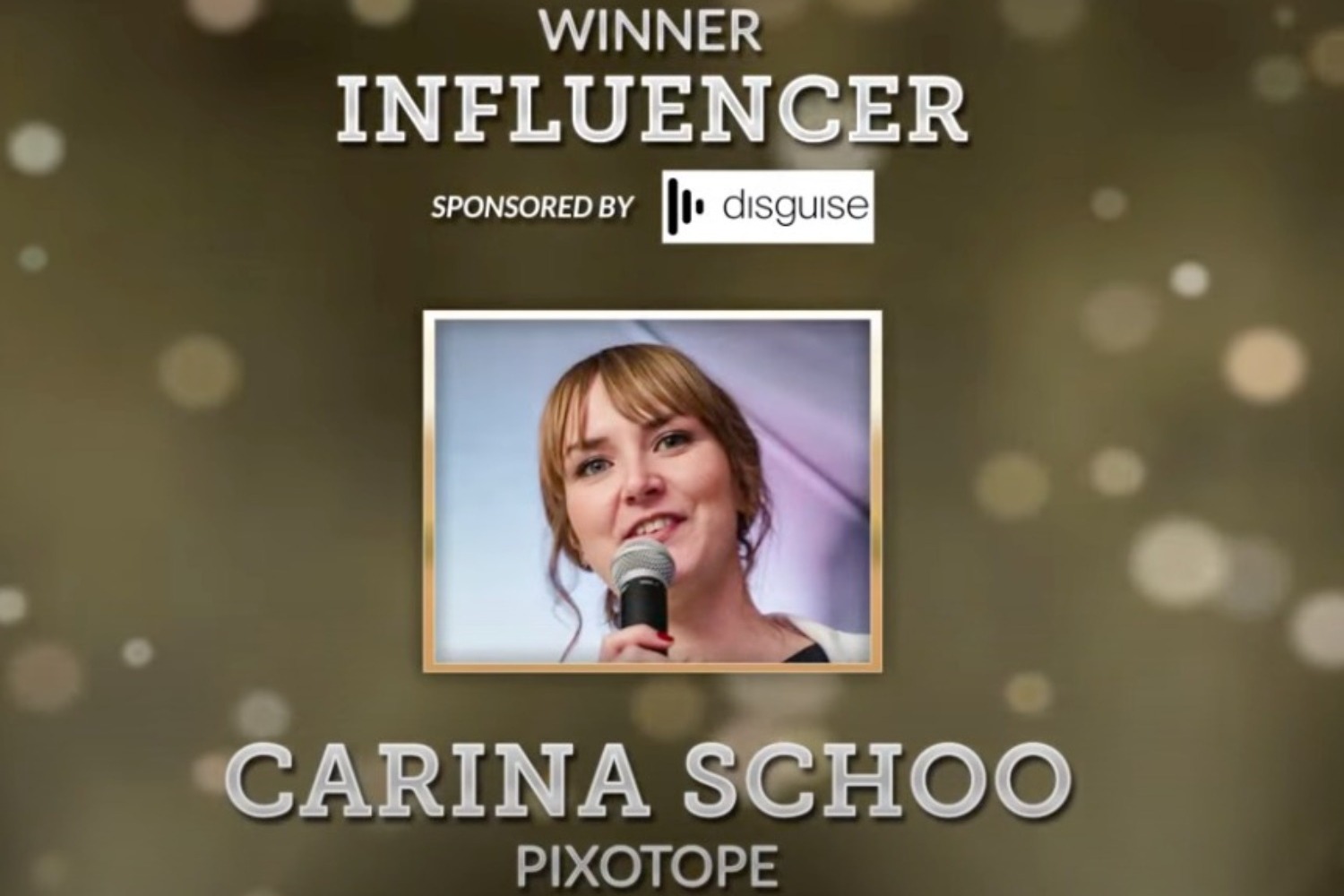 Carina Schoo winning influencer award at Rise ceremony